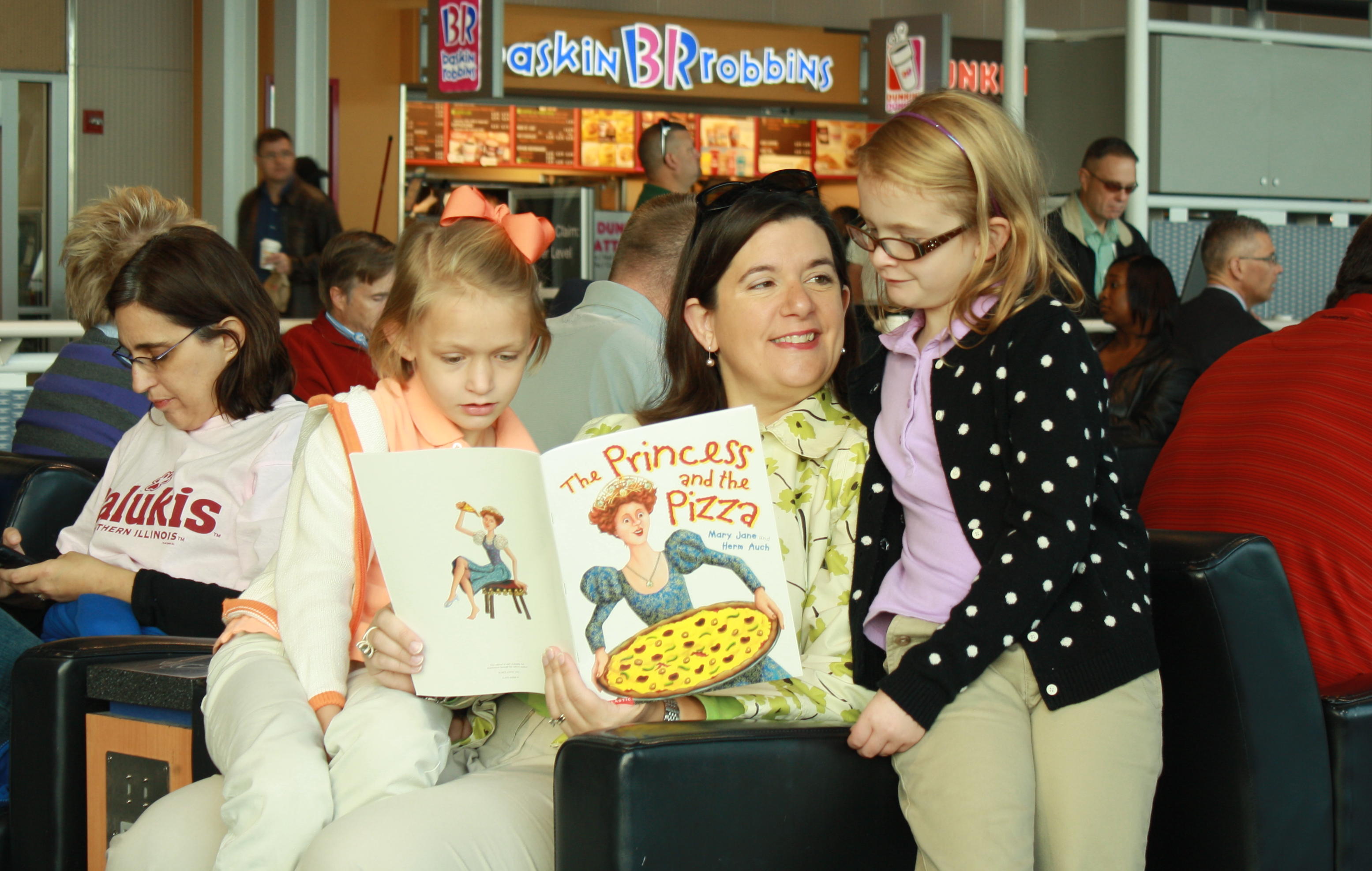 2010_10_19 B reading to girls at SW terminal.jpg